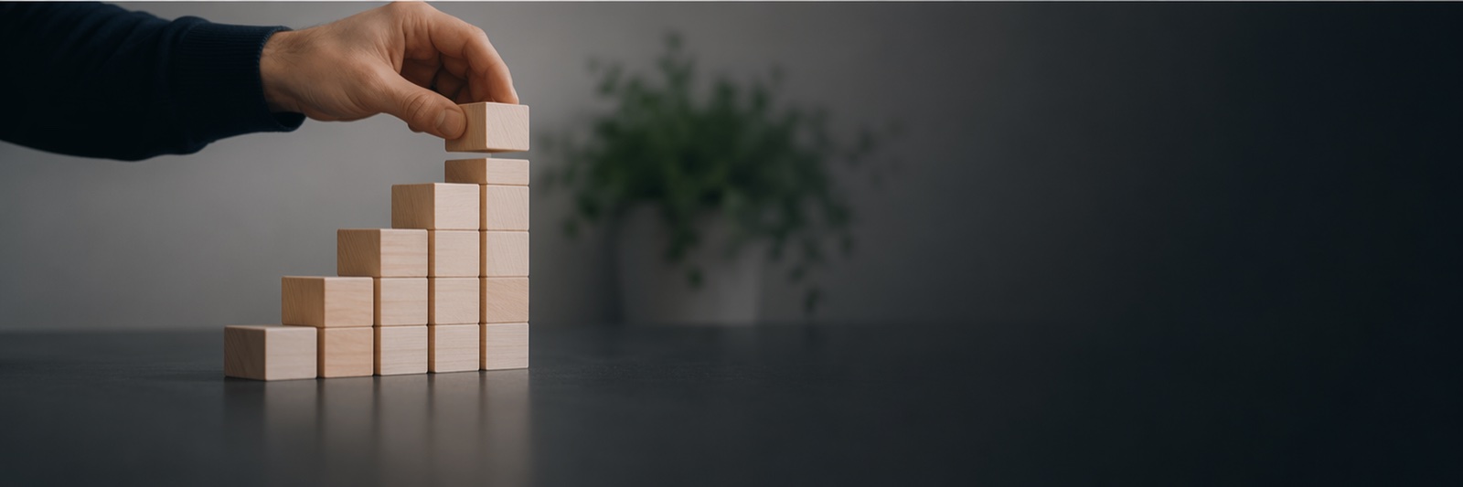 Procesanalyse in de praktijk: houten blokken worden stap voor stap opgebouwd als metafoor voor een heldere processtructuur